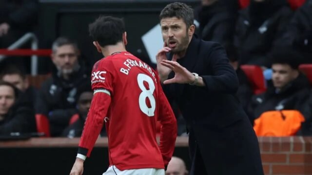 Pelatih sementara Manchester United asal Inggris, Michael Carrick, berbicara dengan gelandang Manchester United asal Portugal bernomor punggung 08, Bruno Fernandes, selama pertandingan Liga Inggris antara Manchester United dan Manchester City di Old Trafford, Manchester, barat laut Inggris, pada 17 Januari 2026. (Darren Staples/AFP) Pelatih sementara Manchester United asal Inggris, Michael Carrick, berbicara dengan gelandang Manchester United asal Portugal bernomor punggung 08, Bruno Fernandes, selama pertandingan Liga Inggris antara Manchester United dan Manchester City di Old Trafford, Manchester, barat laut Inggris, pada 17 Januari 2026. (Darren Staples/AFP)