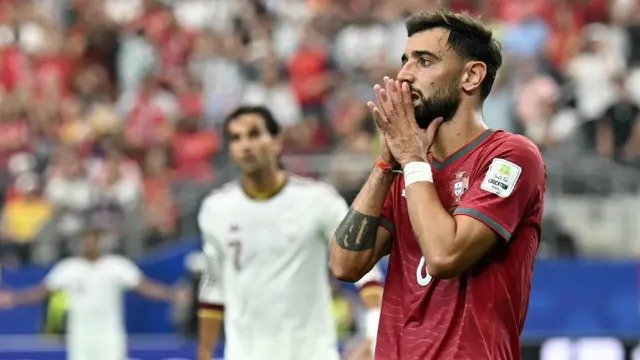 Gelandang Portugal bernomor punggung 08, Bruno Fernandes, bereaksi selama pertandingan babak 16 besar Piala Dunia 2026 antara Portugal versus Spanyol di Stadion Dallas di Arlington pada 7 Juli 2026. (Paul ELLIS/AFP)