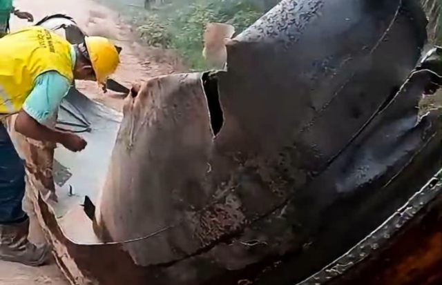 Warga dan aparat mendatangi lokasi penemuan benda asing yang diduga serpihan benda langit. Warga dan aparat mendatangi lokasi penemuan benda asing yang diduga serpihan benda langit.