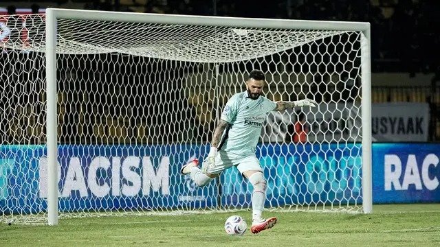 Lucas Frigeri, kiper Isenmulang FC asal Brasil, BRI Super League 2026/2027. (Dok. ileague.id)