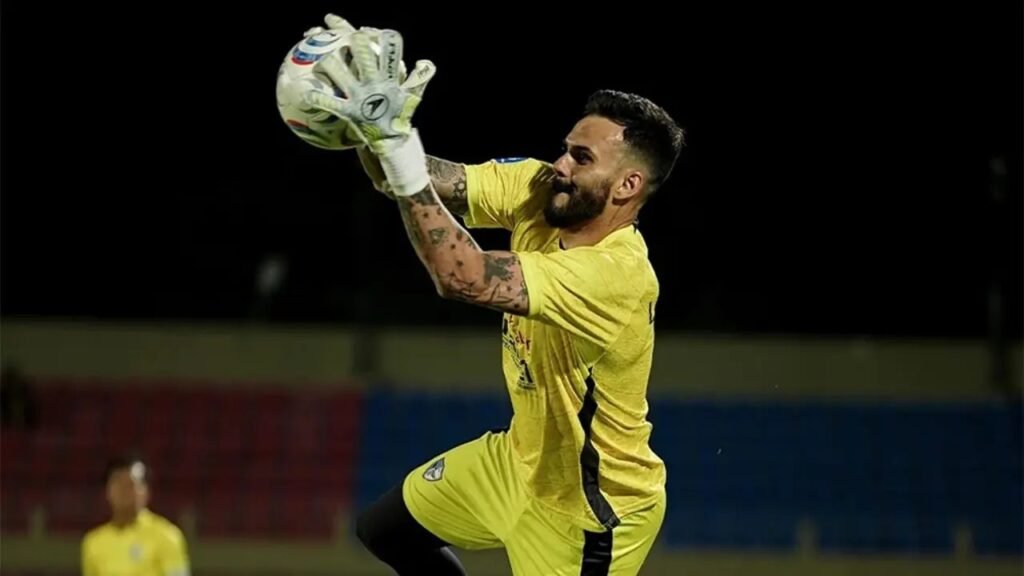 Lucas Frigeri, kiper Isenmulang FC asal Brasil. (Dok. ileague.id)