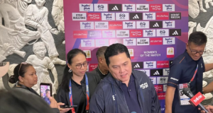 Erick Thohir Berharap Indonesia Women’s League Dongkrak Prestasi Timnas Putri Doorstop Ketua Umum PSSI Erick Thohir usai pembukaan Indonesia Women’s League di Stadion Madya, Jakarta, Minggu (18/10/2026) (Bola.com/Merisa Amanda).