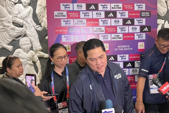 Erick Thohir Berharap Indonesia Women’s League Dongkrak Prestasi Timnas Putri Doorstop Ketua Umum PSSI Erick Thohir usai pembukaan Indonesia Women’s League di Stadion Madya, Jakarta, Minggu (18/10/2026) (Bola.com/Merisa Amanda).