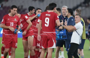 Perbandingan Ranking FIFA Timnas Indonesia Vs Thailand Jelang Final FIFA ASEAN Cup 2026 Para pemain Timnas Indonesia, Thom Haye, Micthel Baker mendengarkan instruksi dari John Herdman pada sebuah momen laga melawan Singapura di Stadion Utama Gelora Bung Karno, Jakarta, Jumat (25/9/2026). (KLY/Budy Santoso)