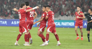 Eks Kapten Timnas Indonesia Prediksi Garuda Menang Tipis atas Thailand, Peluang 55-45 Rizky Ridho, Ole Romeny, dan Joy Pelupessy merayakan gol Timnas Indonesia ke gawang Bangladesh dalam laga terakhir Grup A FIFA ASEAN Cup 2026 di Stadion Utama Gelora Bung Karno, Jakarta, Kamis (1/10/2026). (Bola.com/Budy Santoso)