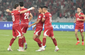 Eks Kapten Timnas Indonesia Prediksi Garuda Menang Tipis atas Thailand, Peluang 55-45 Rizky Ridho, Ole Romeny, dan Joy Pelupessy merayakan gol Timnas Indonesia ke gawang Bangladesh dalam laga terakhir Grup A FIFA ASEAN Cup 2026 di Stadion Utama Gelora Bung Karno, Jakarta, Kamis (1/10/2026). (Bola.com/Budy Santoso)