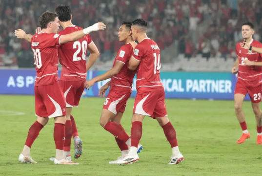 Eks Kapten Timnas Indonesia Prediksi Garuda Menang Tipis atas Thailand, Peluang 55-45 Rizky Ridho, Ole Romeny, dan Joy Pelupessy merayakan gol Timnas Indonesia ke gawang Bangladesh dalam laga terakhir Grup A FIFA ASEAN Cup 2026 di Stadion Utama Gelora Bung Karno, Jakarta, Kamis (1/10/2026). (Bola.com/Budy Santoso)