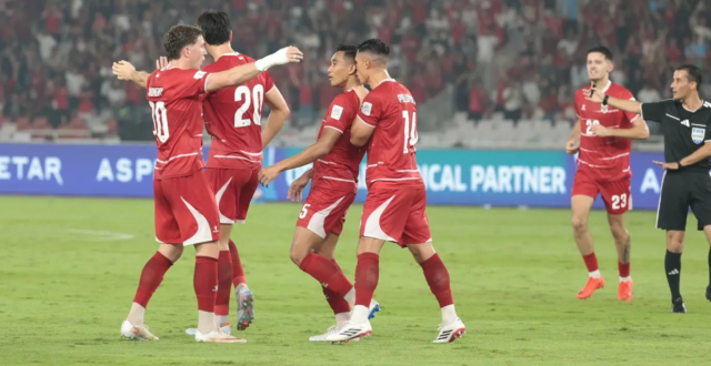 Rizky Ridho, Ole Romeny, dan Joy Pelupessy merayakan gol Timnas Indonesia ke gawang Bangladesh dalam laga terakhir Grup A FIFA ASEAN Cup 2026 di Stadion Utama Gelora Bung Karno, Jakarta, Kamis (1/10/2026). (Bola.com/Budy Santoso)