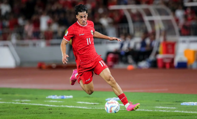 Striker Timnas Indonesia, Rafael Struick, menguasai bola saat menghadapi Vietnam pada laga Grup F kualifikasi Piala Dunia 2026 Zona Asia di Stadion Utama Gelora Bung Karno (SUGBK), Senayan, Jakarta, Kamis (21/3/2024). (Bola.com/Bagaskara Lazuardi) Striker Timnas Indonesia, Rafael Struick, menguasai bola saat menghadapi Vietnam pada laga Grup F kualifikasi Piala Dunia 2026 Zona Asia di Stadion Utama Gelora Bung Karno (SUGBK), Senayan, Jakarta, Kamis (21/3/2024). (Bola.com/Bagaskara Lazuardi)