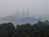 Singapura Peringatkan Tujuh Perusahaan Indonesia Terkait Karhutla dan Kabut Asap Kabut asap di Singapura. Foto: REUTERS/SUHAIMI ABDULLAH