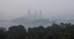 Singapura Peringatkan Tujuh Perusahaan Indonesia Terkait Karhutla dan Kabut Asap Kabut asap di Singapura. Foto: REUTERS/SUHAIMI ABDULLAH