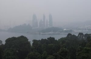 Singapura Peringatkan Tujuh Perusahaan Indonesia Terkait Karhutla dan Kabut Asap Kabut asap di Singapura. Foto: REUTERS/SUHAIMI ABDULLAH