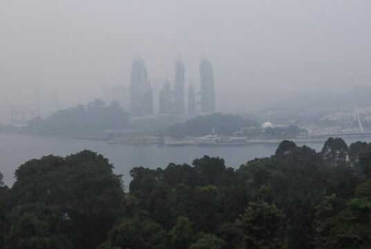 Singapura Peringatkan Tujuh Perusahaan Indonesia Terkait Karhutla dan Kabut Asap Kabut asap di Singapura. Foto: REUTERS/SUHAIMI ABDULLAH