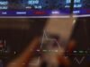 BEI Siapkan Bukti Transformasi Pasar Modal untuk Klarifikasi ke MSCI Foto: Layar menampilkan pergerakan Indeks Harga Saham Gabungan (IHSG) di Bursa Efek Indonesia (BEI), Jakarta, Selasa (30/6/2026). (CNBC Indonesia/Tri Susilo)