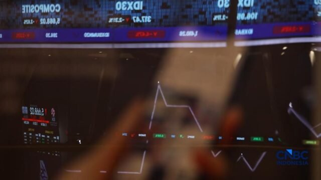 Foto: Layar menampilkan pergerakan Indeks Harga Saham Gabungan (IHSG) di Bursa Efek Indonesia (BEI), Jakarta, Selasa (30/6/2026). (CNBC Indonesia/Tri Susilo) Foto: Layar menampilkan pergerakan Indeks Harga Saham Gabungan (IHSG) di Bursa Efek Indonesia (BEI), Jakarta, Selasa (30/6/2026). (CNBC Indonesia/Tri Susilo)