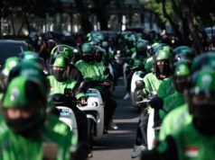 Prabowo Tunjuk Kementerian UMKM Jadi Pengampu Ojol, Ini Pembagian Tugasnya Foto: Ratusan Ojek Online dan buruh mengendarai motor
