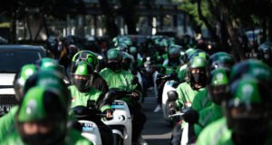 Prabowo Tunjuk Kementerian UMKM Jadi Pengampu Ojol, Ini Pembagian Tugasnya Foto: Ratusan Ojek Online dan buruh mengendarai motor