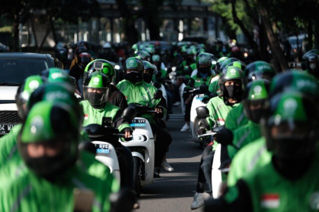 Foto: Ratusan Ojek Online dan buruh mengendarai motor Foto: Ratusan Ojek Online dan buruh mengendarai motor