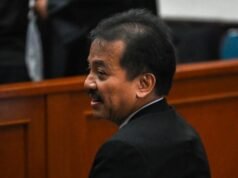 Hakim Tolak Eksepsi Roy Suryo, Sidang Kasus Ijazah Jokowi Berlanjut Terdakwa kasus dugaan fitnah dan pencemaran nama baik terkait keaslian ijazah Presiden ke-7 RI Joko Widodo dalam program siniar di youtube, Roy Suryo bersiap mengikuti sidang dakwaan di Pengadilan Negeri Jakarta Timur, Jakarta, Kamis (17/9/2026). (ANTARA FOTO/Fakhri Hermansyah).
