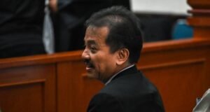 Hakim Tolak Eksepsi Roy Suryo, Sidang Kasus Ijazah Jokowi Berlanjut Terdakwa kasus dugaan fitnah dan pencemaran nama baik terkait keaslian ijazah Presiden ke-7 RI Joko Widodo dalam program siniar di youtube, Roy Suryo bersiap mengikuti sidang dakwaan di Pengadilan Negeri Jakarta Timur, Jakarta, Kamis (17/9/2026). (ANTARA FOTO/Fakhri Hermansyah).