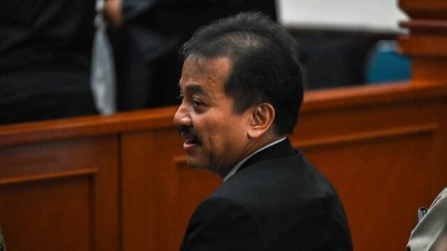 Terdakwa kasus dugaan fitnah dan pencemaran nama baik terkait keaslian ijazah Presiden ke-7 RI Joko Widodo dalam program siniar di youtube, Roy Suryo bersiap mengikuti sidang dakwaan di Pengadilan Negeri Jakarta Timur, Jakarta, Kamis (17/9/2026). (ANTARA FOTO/Fakhri Hermansyah). Terdakwa kasus dugaan fitnah dan pencemaran nama baik terkait keaslian ijazah Presiden ke-7 RI Joko Widodo dalam program siniar di youtube, Roy Suryo bersiap mengikuti sidang dakwaan di Pengadilan Negeri Jakarta Timur, Jakarta, Kamis (17/9/2026). (ANTARA FOTO/Fakhri Hermansyah).